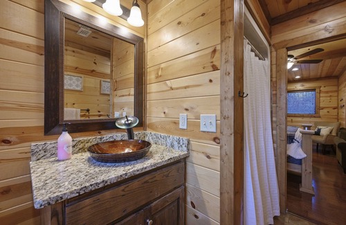 Hochatown Cabina | Central Location | Sleeps 12 | Wi-Fi | Hot Tub | Fire Pit | Kids Games | Pet OK
