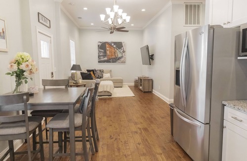 McFerrin Park Casa | Prime Location, Sleeps 12, 7 Beds, Cozy Front Porch