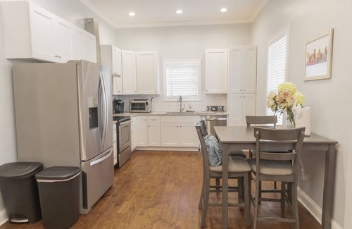 McFerrin Park Casa | Prime Location, Sleeps 12, 7 Beds, Cozy Front Porch