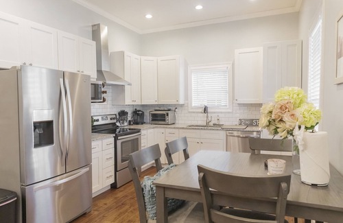 McFerrin Park Casa | Prime Location, Sleeps 12, 7 Beds, Cozy Front Porch