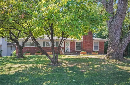 Bashford Manor Casa | Prime Location | Spacious 3-BR First Floor Unit!