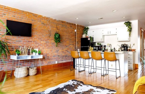 Italian Village Apartamento | Prime Location Top Rated Clean Parking Free