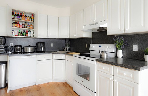 White Plains Casa | Prime Luxury NY: Free Parking + Mins to Downtown Left Side