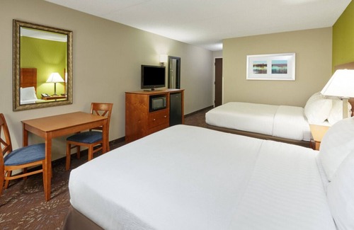Matteson Casa | Prime Matteson Location! Onsite Restaurant and Bar, Free Parking!