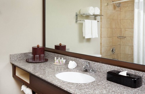 Matteson Casa | Prime Matteson Location! Onsite Restaurant and Bar, Free Parking!