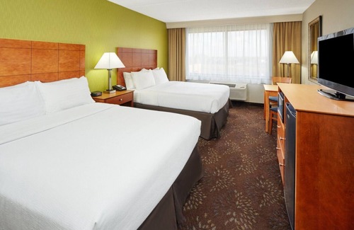 Matteson Casa | Prime Matteson Location! Onsite Restaurant and Bar, Free Parking!
