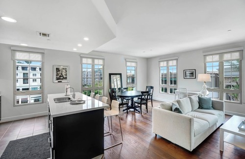 Downtown Apartamento | PRIME, top floor corner 2B/2B apartment with fountain views @ the Americana!