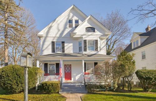 West Hartford Casa | Prime West Hartford Center- Timeless Charm