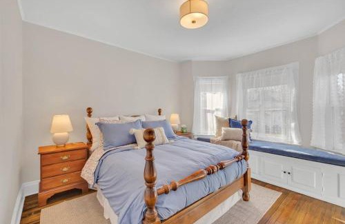 West Hartford Casa | Prime West Hartford Center- Timeless Charm