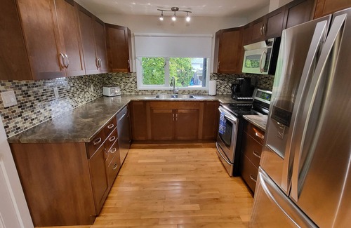 Kelowna Central Business District Casa | PRIMO ENTERTAINERS DELIGHT - Family home with pool and hot tub