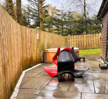 Llanybri Chalet De Esquí | Primrose 15-Kaowood-Hot Tub-Pet friendly-Tenby