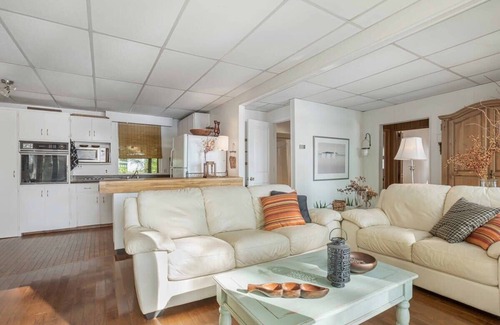 Muskoka Lakes Cabina | Priscillas Too on Bass Lake