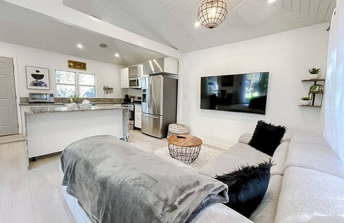 Park West Casa | Santa Monica: Pristine 1BD/1BA Bungalow + Hot Tub