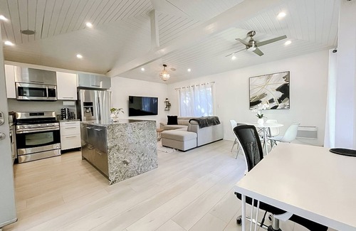 Park West Casa | Santa Monica: Pristine 1BD/1BA Bungalow + Hot Tub