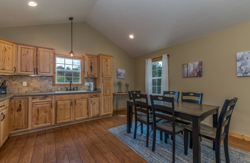 Hendersonville Cabaña | PRISTINE COTTAGE IN HENDERSONVILLE -Apple Orchard & Winery Area - Meadow Setting