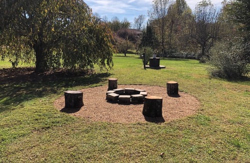 Hendersonville Cabaña | PRISTINE COTTAGE IN HENDERSONVILLE -Apple Orchard & Winery Area - Meadow Setting