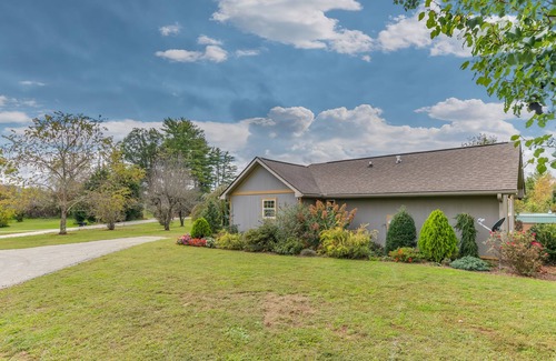 Hendersonville Cabaña | PRISTINE COTTAGE IN HENDERSONVILLE -Apple Orchard & Winery Area - Meadow Setting