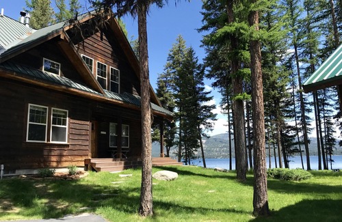Marion Casa | Prístina Waterfront Lake Home, cerca del Parque Nacional Glacier y el lago Flathead.