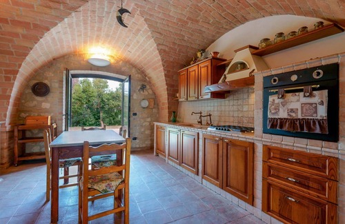 Campli Villa | Casa de vacaciones privada con piscina privada, jacuzzi, sauna, WIFI, TV, patio, cerca de Teramo