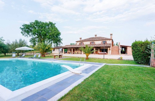 Campli Villa | Casa de vacaciones privada con piscina privada, jacuzzi, sauna, WIFI, TV, patio, cerca de Teramo