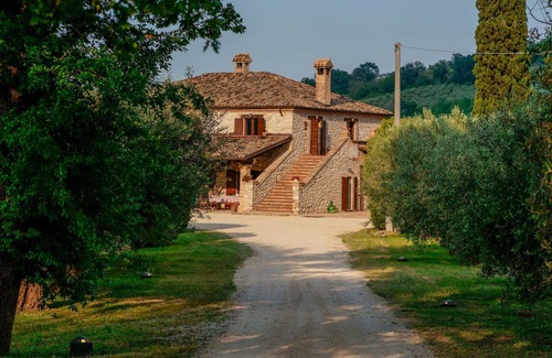 Campli Villa | Casa de vacaciones privada con piscina privada, jacuzzi, sauna, WIFI, TV, patio, cerca de Teramo