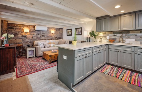 Danboro Cabaña | Private 2-bedroom Storybook cottage with WiFi in Stockton - 5 Stars!