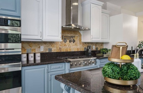 Palm City Apartamento | Private 5000 SF Waterfront Mansion w/ Pool & Games