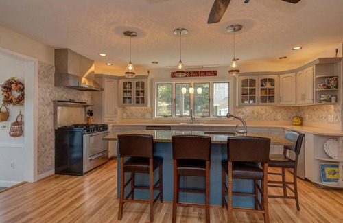 West Paris Casa | Private 52 Acre Mountain Top, Heated indoor Pool & Spa, Pond, Trails, 5 bedrooms