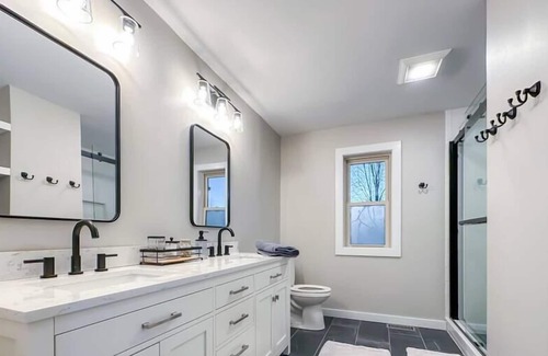 Fletcher Cabina | Private Acre, Mountain View, Barrel Sauna, Hot Tub