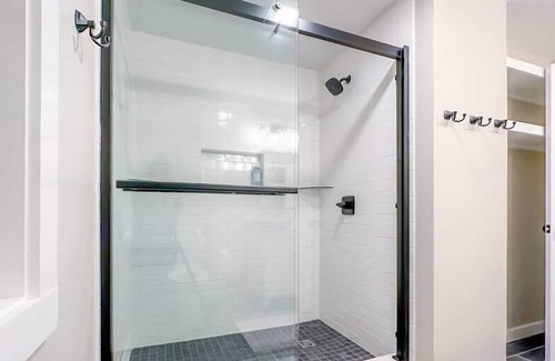 Fletcher Cabina | Private Acre, Mountain View, Barrel Sauna, Hot Tub