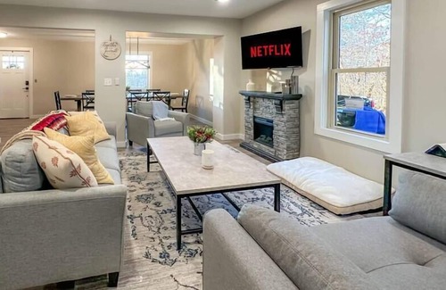 Fletcher Cabina | Private Acre, Mountain View, Barrel Sauna, Hot Tub