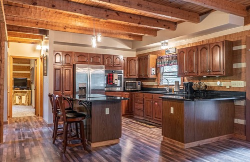 Sevierville Cabina | Private and Spacious 2200 sf, 3 king beds cabin, 1.2 acres with large game room