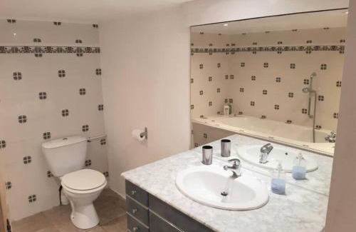 Arles-sur-Tech Apartamento | Private apartment within 15th century farmhouse