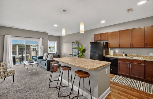 West Des Moines Apartamento | Private Attached Garage | King Bed | No Stairs