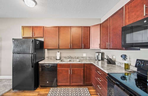 West Des Moines Apartamento | Private Attached Garage | King Bed | No Stairs