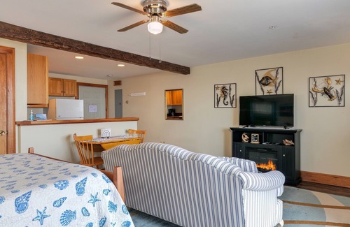 Lincolnville Apartamento | Private Balcony with Beach and Water Views - Sunrise