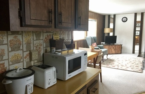 Port Angeles Casa | Hen House tiene capacidad para 3 personas con senderos únicos en el lugar y sendero de playa pvt