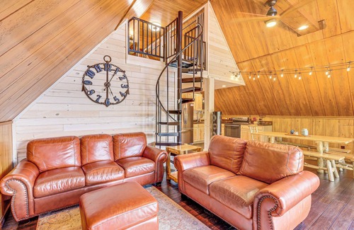 Milledgeville Cabina | Lakefront Sparta Cabin w/ Private Beach & Dock!