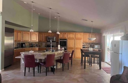 Lancaster Apartamento | Private bedroom with en suite bathroom