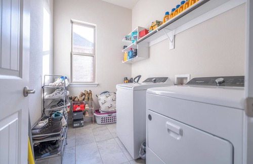 Southwest Arlington Casa | Private bedroom with shared bathroom