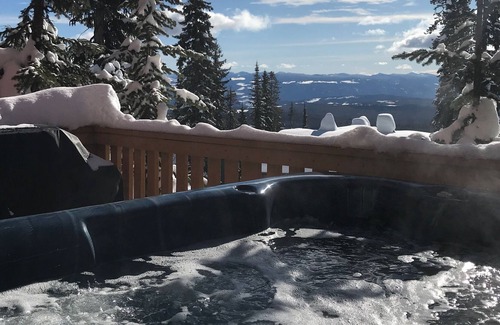 Snow Pine Estates Chalet De Esquí | Acogedora cabaña en Big White con bañera de hidromasaje privada
