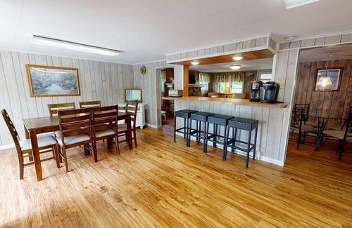 Gaines Cabina | Private Cabin walk to Pine Creek or hike PA Grand Canyon, Summer Fun Chestnut