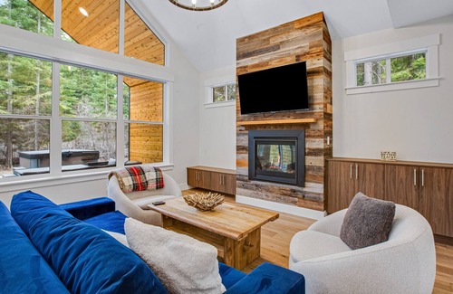 Roslyn Cabina | Private cabin with private hot tub, big patio, firepit, fireplace, & bunk suite