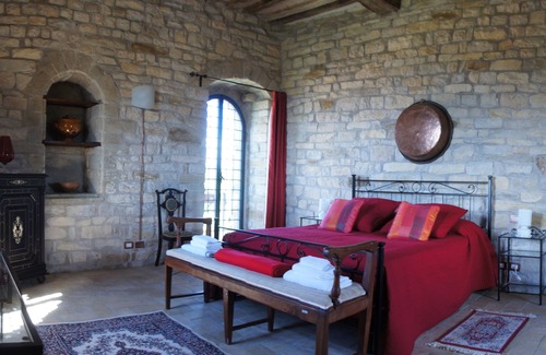 Nerbisci Otro | Castillo privado y villa de vacaciones en Gubbio Umbria, capacidad para 8+, jacuzzi y jardines