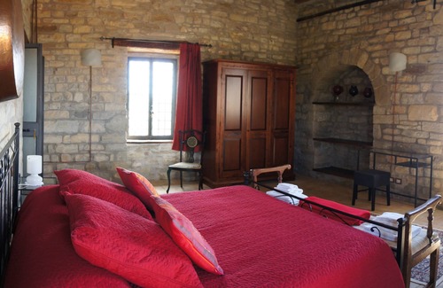 Nerbisci Otro | Castillo privado y villa de vacaciones en Gubbio Umbria, capacidad para 8+, jacuzzi y jardines