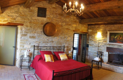 Nerbisci Otro | Castillo privado y villa de vacaciones en Gubbio Umbria, capacidad para 8+, jacuzzi y jardines