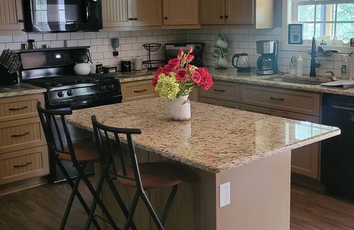 Edgemoor Casa | Private Catawba Home 4 bedrooms 2 bathrooms near the Lake, River, and Carowinds!