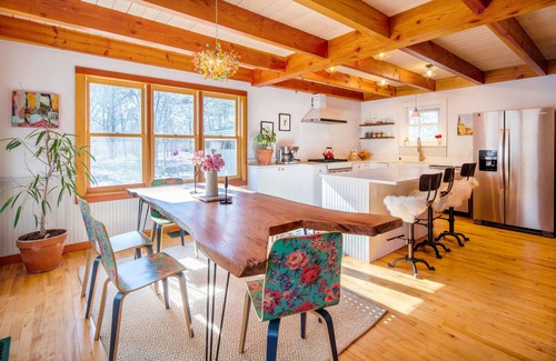 Edgartown Casa | Private Chappaquiddick Retreat with Large Screened in Porch. Minutes from Beach!