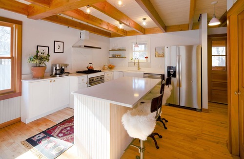 Edgartown Casa | Private Chappaquiddick Retreat with Large Screened in Porch. Minutes from Beach!