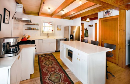 Edgartown Casa | Private Chappaquiddick Retreat with Large Screened in Porch. Minutes from Beach!